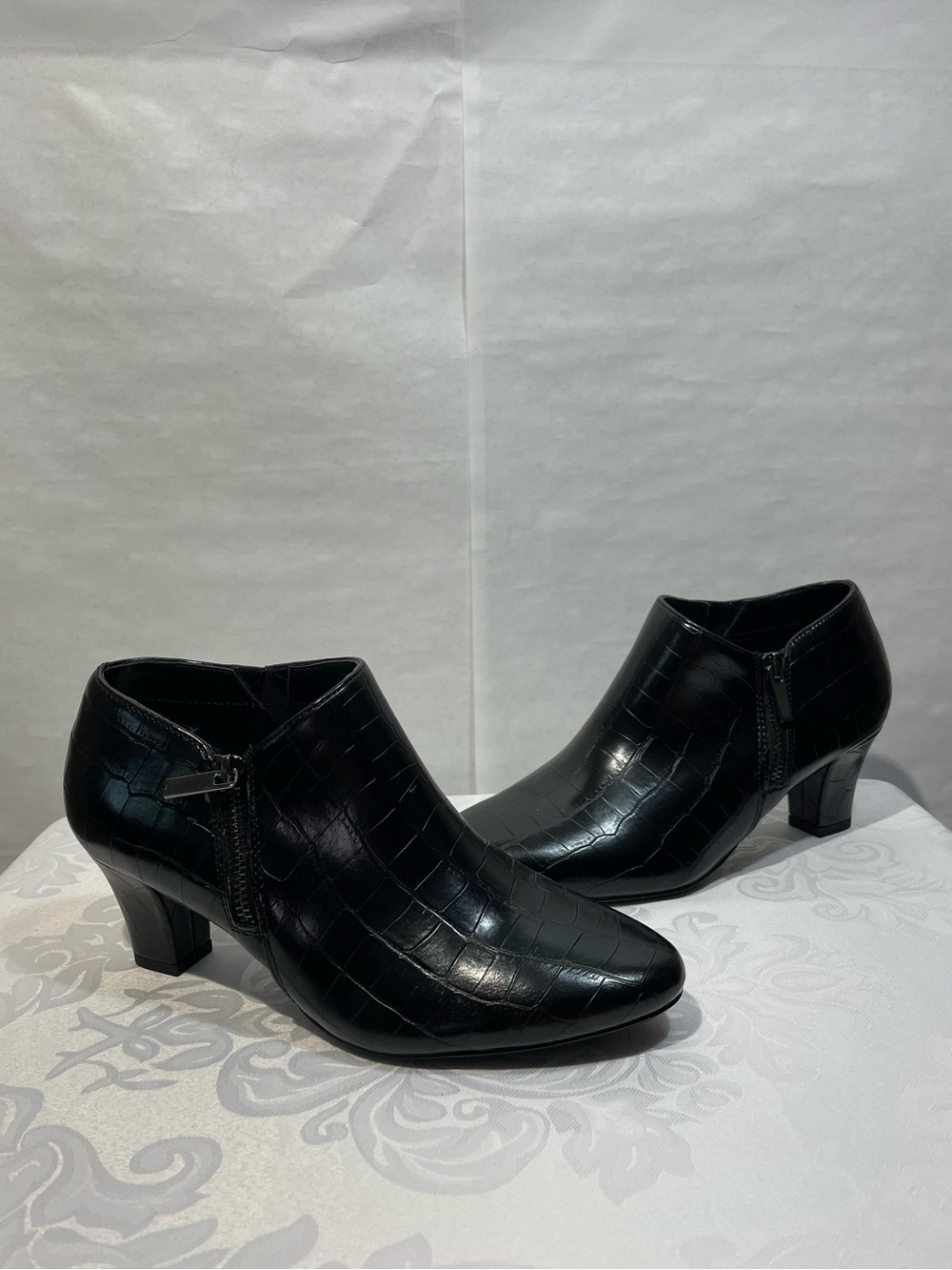 Women's 8 Easy Street Kalinda Ankle Boot Black Crocodile EUC - Picture 2 of 6